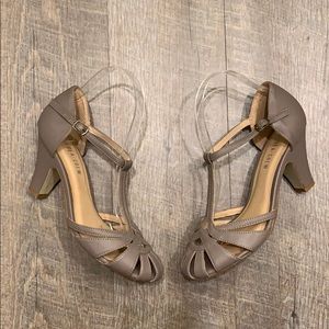 Chelsea Crew Sergi ecru tan gray heels size 7